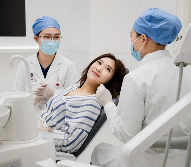 醫(yī)生工作服什么面料好？醫(yī)生白大褂的面料要求